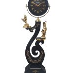 ساعت ایستاده کنار سالنی قهوه ای